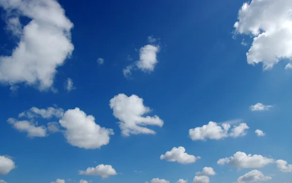 Weiße Wolken — Stockfoto