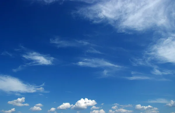 Nuvens brancas — Fotografia de Stock