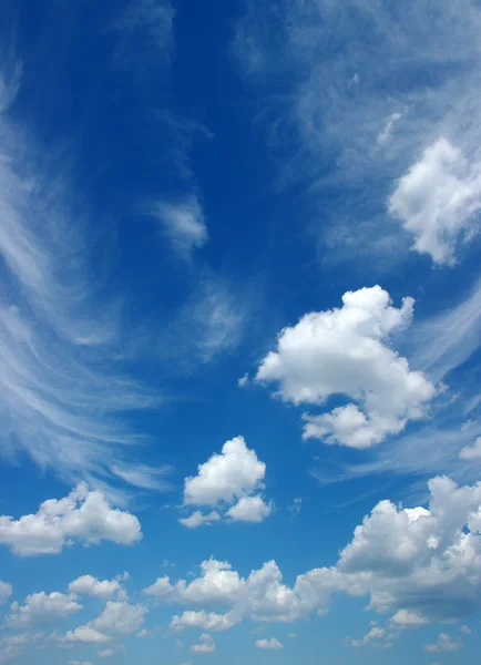 Witte wolken — Stockfoto