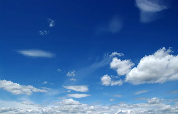 Nuvens brancas — Fotografia de Stock