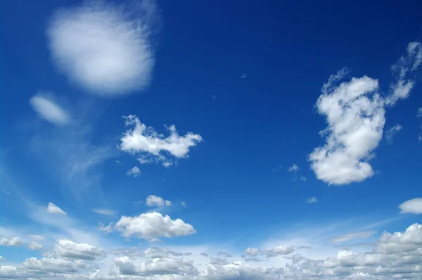 Witte wolken — Stockfoto