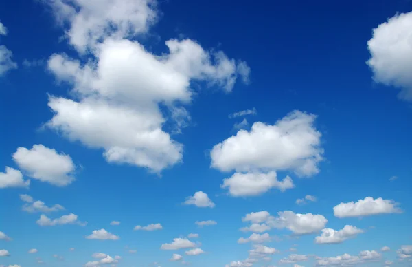 Witte wolken — Stockfoto