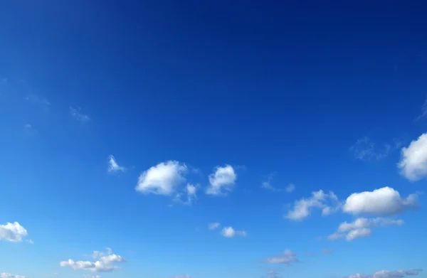 Witte wolken — Stockfoto