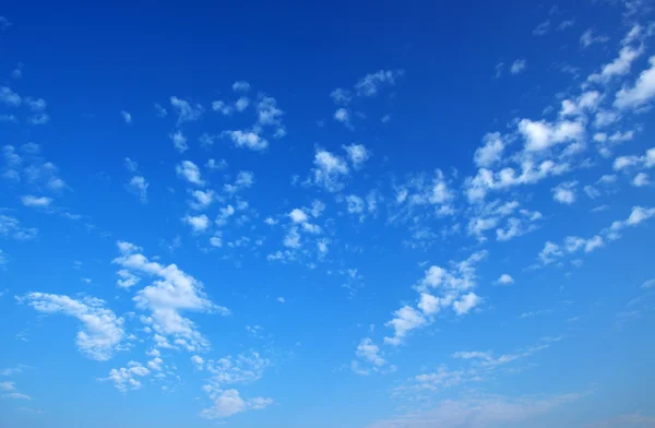 Weiße Wolken — Stockfoto