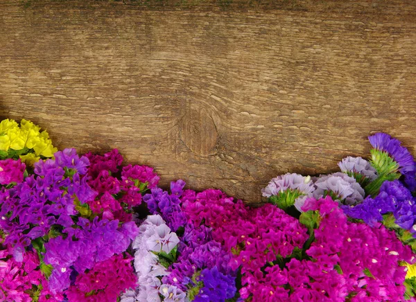 Blume auf Holz — Stockfoto
