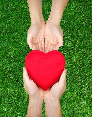 kırmızı kalp ellerinde