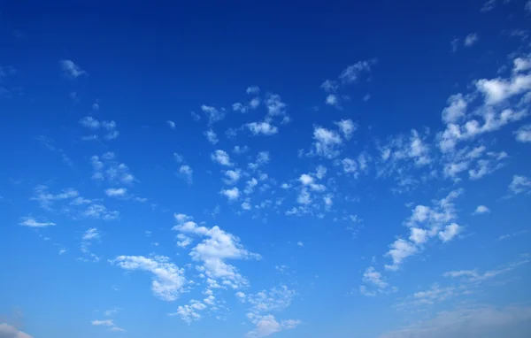 Weiße Wolken — Stockfoto