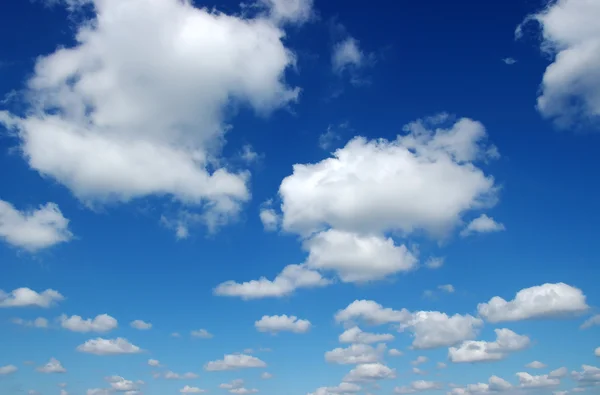 Witte wolken — Stockfoto