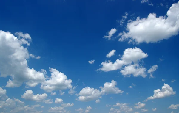 Witte wolken — Stockfoto