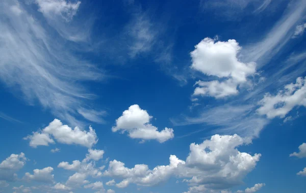 Witte wolken — Stockfoto