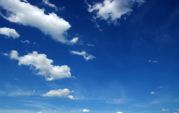 Witte wolken — Stockfoto