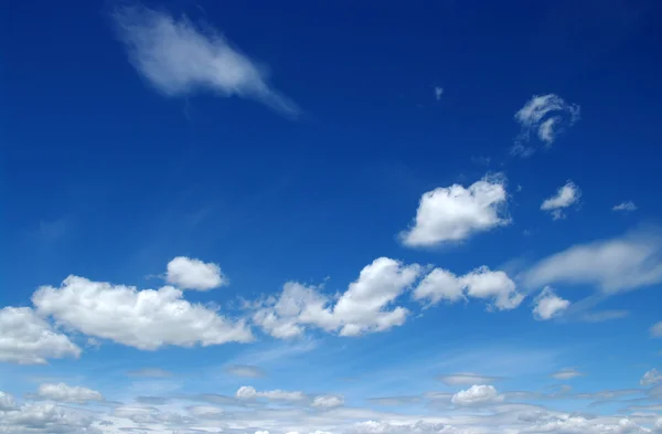 Weiße Wolken — Stockfoto