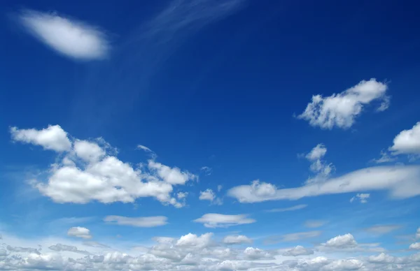 Nuvens brancas — Fotografia de Stock