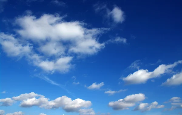 Weiße Wolken — Stockfoto