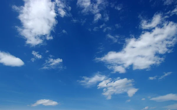 Witte wolken — Stockfoto