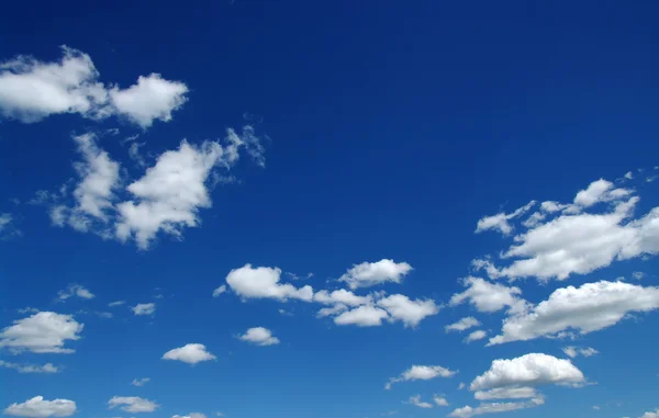 Weiße Wolken — Stockfoto