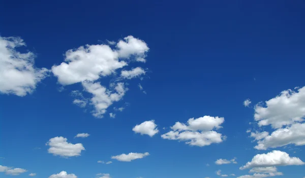 Weiße Wolken — Stockfoto