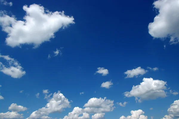 Weiße Wolken — Stockfoto