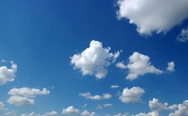 Weiße Wolken — Stockfoto