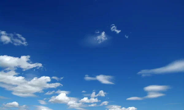 Weiße Wolken — Stockfoto