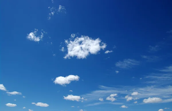 Weiße Wolken — Stockfoto