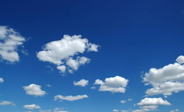 Witte wolken — Stockfoto