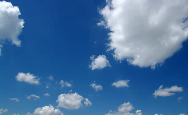 Nuvens brancas — Fotografia de Stock