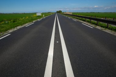 Asfalt araba yolu ve mavi gökyüzündeki bulutlar