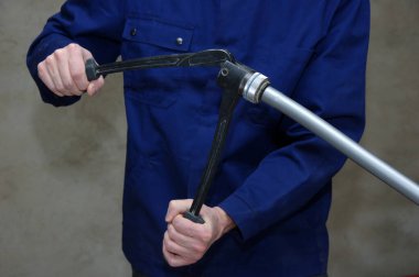 Tesisatçı plastik borular kuruyor, su ve ısıtma sistemleri için bakım yapıyor, metotlara basıyor