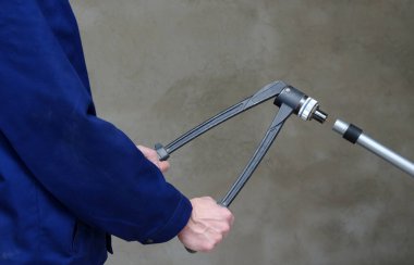 Tesisatçı plastik borular kuruyor, su ve ısıtma sistemleri için bakım yapıyor, metotlara basıyor