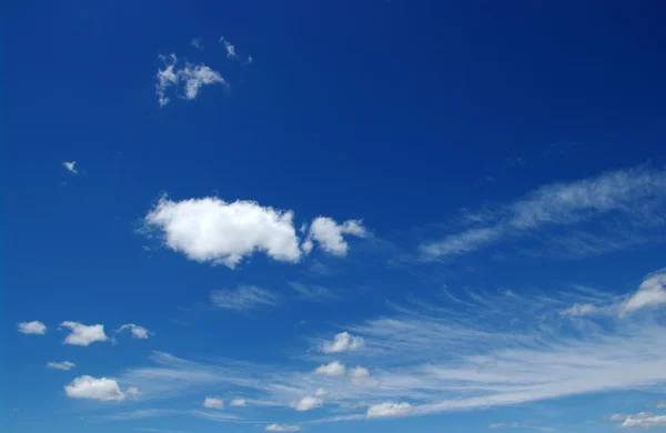 Mavi gökyüzünün arkaplanı — Stok fotoğraf