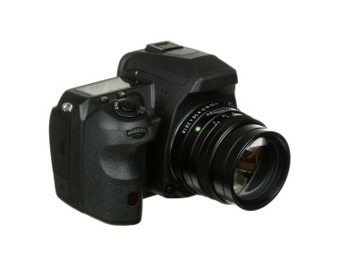 beyaz izole lense sahip dijital fotoğraf makinesi