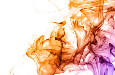 Beyaz arka plan üzerinde izole renkli duman