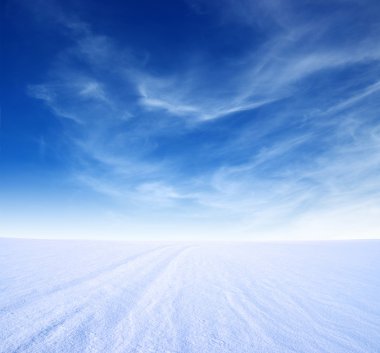 Kar dağı ve mavi gökyüzü