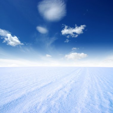 Kar dağı ve mavi gökyüzü