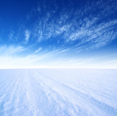 Kar dağı ve mavi gökyüzü