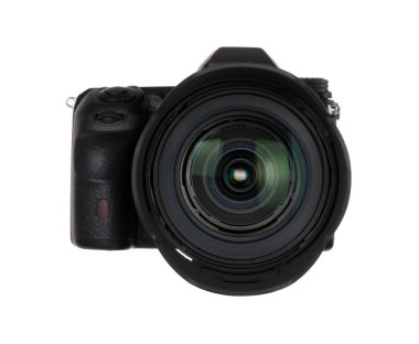 beyaz izole lense sahip dijital fotoğraf makinesi