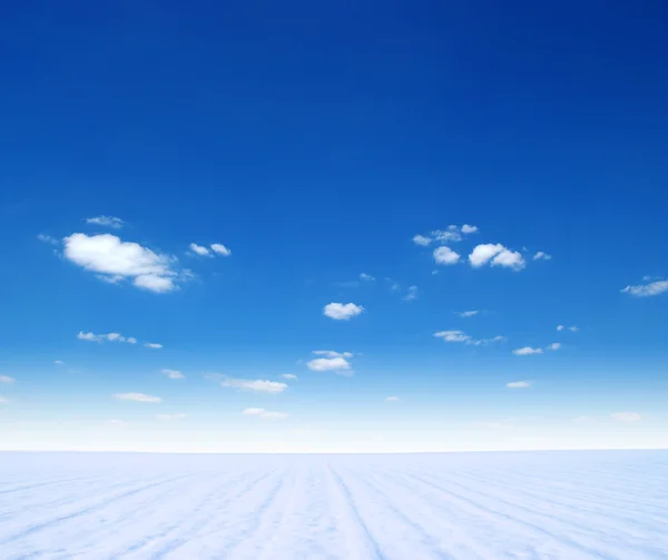 Montanha de neve e céu azul — Fotografia de Stock