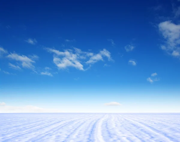 雪の山と青空 — ストック写真
