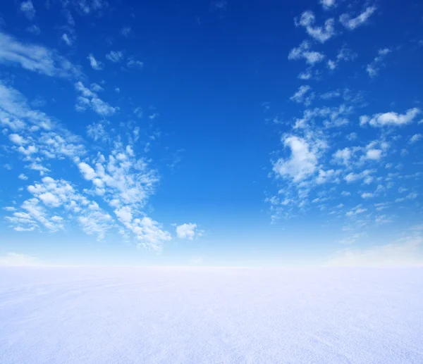 Kar dağı ve mavi gökyüzü — Stok fotoğraf