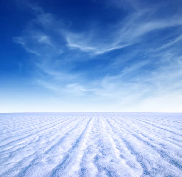 Montaña de nieve y cielo azul —  Fotos de Stock