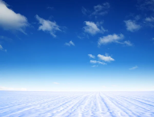 雪の山と青空 — ストック写真