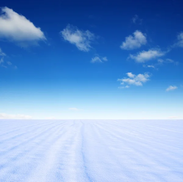 雪の山と青空 — ストック写真