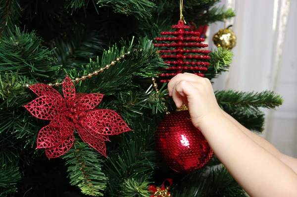 Παιχνίδι μπάλα και υποκατάστημα χριστουγεννιάτικο δέντρο — Φωτογραφία Αρχείου