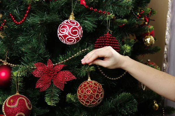 Speelgoed bal en Christmas tree branch — Stockfoto