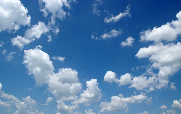 Niebieskie niebo tło — Zdjęcie stockowe