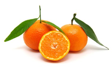 Mandalina beyaza izole edilmiş.