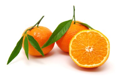 Mandalina beyaza izole edilmiş.