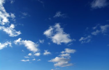  Mavi gökyüzü ve beyaz bulutlar