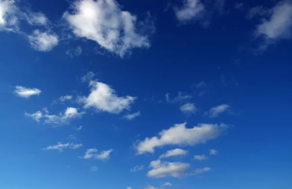 Blå himmel och vita moln — Stockfoto